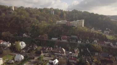 Vistula Nehri üzerindeki Kazimierz Dolny 'deki ortaçağ kraliyet şatosunun harabelerine havadan panoramik manzara - Polonya' nın birçok sanat galerisi olan küçük bir şehir