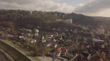Vistula Nehri üzerindeki Kazimierz Dolny 'deki ortaçağ kraliyet şatosunun harabelerine havadan panoramik manzara - Polonya' nın birçok sanat galerisi olan küçük bir şehir