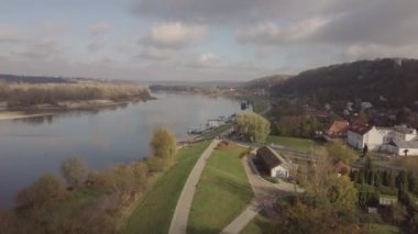 Polonya 'daki Vistula Nehri ve Kaziemierz Dolny kasabasının hava manzarası