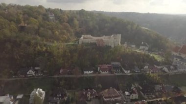 Vistula Nehri üzerindeki Kazimierz Dolny 'deki ortaçağ kraliyet şatosunun harabelerine havadan panoramik manzara - Polonya' nın birçok sanat galerisi olan küçük bir şehir
