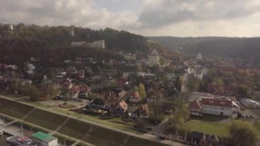 Vistula Nehri üzerindeki Kazimierz Dolny 'deki ortaçağ kraliyet şatosunun harabelerine havadan panoramik manzara - Polonya' nın birçok sanat galerisi olan küçük bir şehir