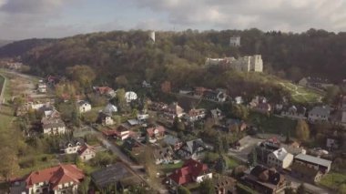 Vistula Nehri üzerindeki Kazimierz Dolny 'deki ortaçağ kraliyet şatosunun harabelerine havadan panoramik manzara - Polonya' nın birçok sanat galerisi olan küçük bir şehir