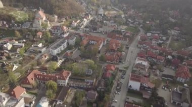 Vistula Nehri üzerindeki Kazimierz Dolny 'deki ortaçağ kraliyet şatosunun harabelerine havadan panoramik manzara - Polonya' nın birçok sanat galerisi olan küçük bir şehir
