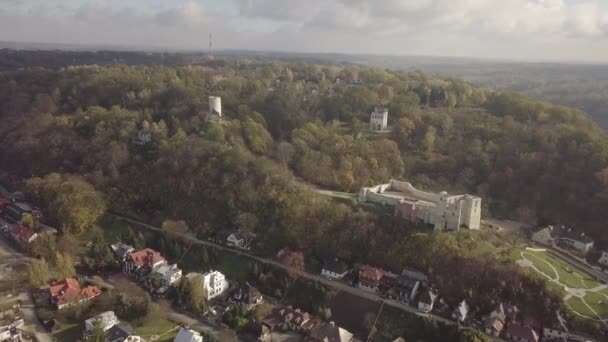 Vue aérienne panoramique sur les ruines du château royal médiéval de Kazimierz Dolny sur la Vistule - petite ville avec de nombreuses galeries d'art, Pologne 