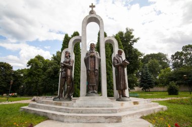 Ostrog, Ukrayna - 21 Temmuz 2009: Ostrog şehri, Rivne bölgesi, Ukrayna 'nın kurucularının Sclupture kompozisyonu