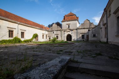 Svirzh, Ukrayna - 23 Temmuz 2009: Ünlü Ukrayna manzarası. Ortaçağ şatosu Svirzh, Lviv bölgesi, Ukrayna