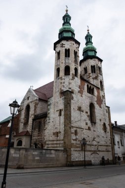 KRAKOW, POLAND - 10 Ekim 2018: Polonya 'nın Krakow kentindeki eski kasaba bölgesinde bir Barok kilisesi olan Saint Andrew Kilisesi manzarası.