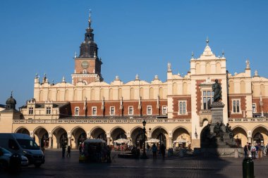 Krakow, Polonya - 10 Ekim 2018: Polonya 'nın Krakow kentindeki ana pazar meydanında Kule ve Kule Kulesi