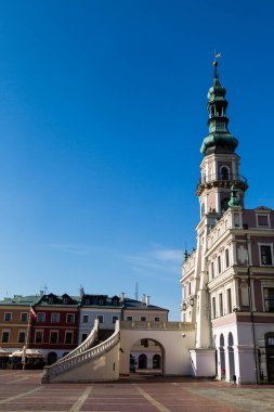 ZAMOSC, POLAND - NOVEMBER 01 2019: Güneşli bir günde Zamosc 'taki Büyük Pazar Meydanı' ndaki Belediye Binası (Rynek Wielki)