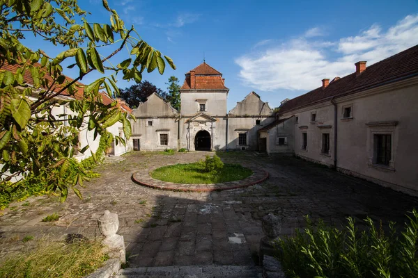 Svirzh, Ukrayna - 23 Temmuz 2009: Ünlü Ukrayna manzarası. Ortaçağ şatosu Svirzh, Lviv bölgesi, Ukrayna