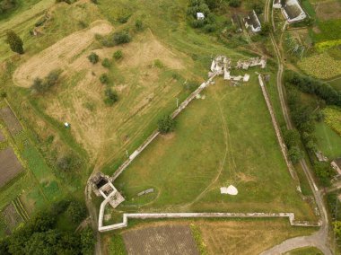 Ukrayna 'nın Ternopil bölgesi Buchach yakınlarındaki Pidzamochok' taki terk edilmiş kaleye 1600 'lere yakın Jan Zbozny tarafından kurulan hava manzarası.