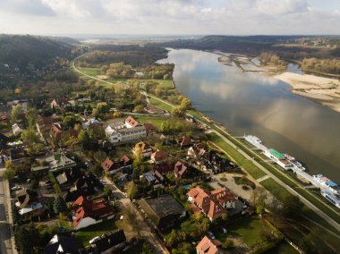 Vistula Nehri 'ndeki eski Kazimierz Dolny kasabasının havadan görünüşü - Polonya' nın birçok boya galerisi olan sanat merkezi