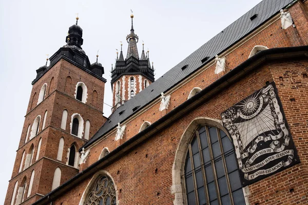 Polonya 'nın Krakow kentindeki ana Pazar Meydanı Rynek' te Aziz Mary Katolik Kilisesi Kosciol Mariacki