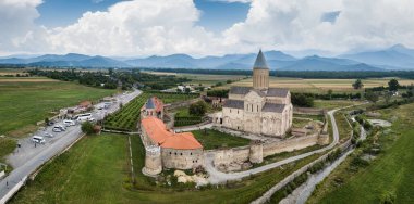 Telavi town yakınındaki Kaheti bölgesinde yer alan Gürcistan, Alaverdi manastır en büyük kutsal nesnelerden birini için havadan görünümü