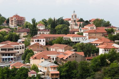 Gürcistan turizm endüstrisinin önemli merkezi Sighnaghi şehri veya Aşk Şehri 'ne bakın. Gürcistan 'ın Kakheti bölgesindeki Alazani vadisi