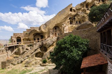 Gürcistan 'ın Gareja Dağı' nın yarı çöl yamaçlarında Kakheti bölgesinde bulunan taş yontulmuş Gürcü Ortodoks manastırı David Gareja.