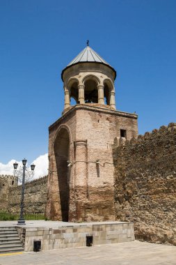 Mtskheta, Gürcistan - 18 Haziran 2018: Ünlü Svetitskhoveli Ortodoks Katedrali ve tarihi ve turistik kasaba Mtskheta, Tiflis yakınlarındaki, Gürcistan