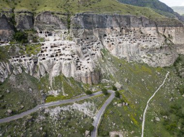 Gürcistan 'ın Aspindza kenti yakınlarındaki Mtkvari Nehri' nin sol kıyısında Eruşeti Dağı 'ndan çıkarılan Vardzia mağara manastırına hava manzarası.
