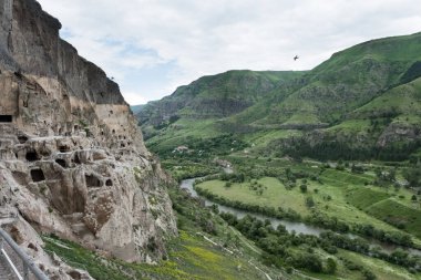 Ünlü turistik yer Vardzia mağara manastır - Mtkvari Nehri'nin sol kıyısında Erusheti Dağı'ndan kazılmış, Aspindza yakın, Gürcistan
