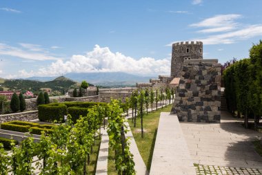 Akhaltsikhe, Gürcistan - 19 Haziran 2018: Akhaltsikhe 'deki Rabati Ortaçağ Kalesi Kompleksi, Gürcistan' ın güneşli bir gününde ünlü Gürcü turistik yeridir.