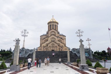 Tiflis, Gürcistan - 20 Haziran 2018: Sameba olarak bilinen Tiflis Kutsal Üçlü Katedrali, Gürcistan 'ın başkenti Tiflis' te bulunan ana Gürcü Ortodoks Hıristiyan katedralidir..