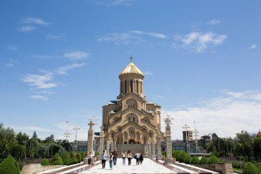 Tiflis, Gürcistan - 20 Haziran 2018: Gürcistan 'ın başkenti Tiflis' te yer alan Gürcistan 'ın ana Ortodoks Hıristiyan Katedrali olarak bilinen Tiflis Kutsal Üçlü Katedrali' ne giden adımlarla ana manzara