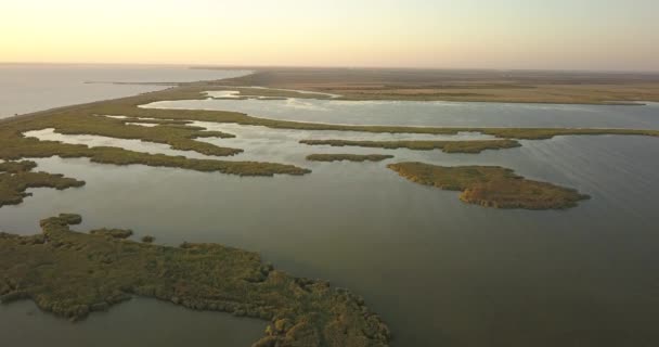 Veduta aerea del Parco Naturale Nazionale Tuzly estuario vicino alla costa del Mar Nero, Ucraina — Video Stock