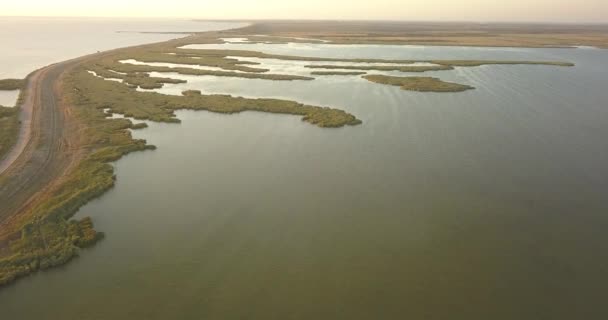 Vista aérea del estuario de Tuzly Parque Nacional de la Naturaleza cerca de la costa del Mar Negro, Ucrania — Vídeo de stock