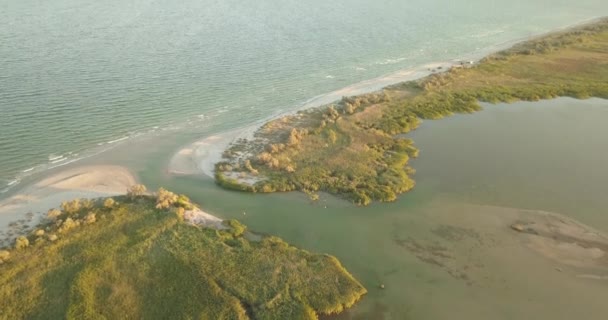 Letecký pohled na Národní přírodní park Tuzly Estuary v blízkosti pobřeží Černého moře, Ukrajina — Stock video