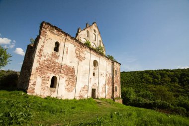 Ukrayna 'nın Ternopil bölgesindeki Chervonohrad kalesi yakınlarındaki Bakire Meryem' in Varsayımı Kilisesi kalıntıları.
