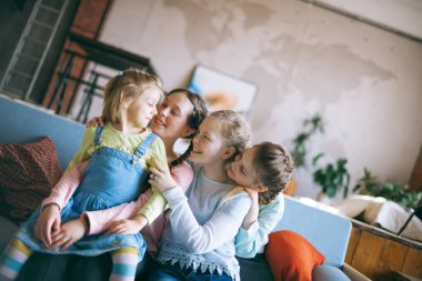 Evde iki kuzeni olan iki kız kardeş..