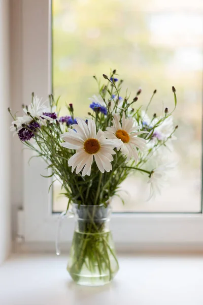 Bodegón Con Ramo Flores Silvestres Jarra Transparente — Foto de Stock