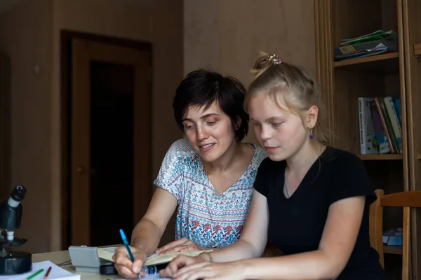 Şirin Genç Anne Kızına Derslerinde Yardım Ediyor — Stok fotoğraf