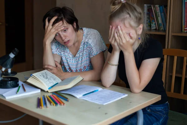 Öğrenilmemiş okul dersleri yüzünden anne-kız kavgası.