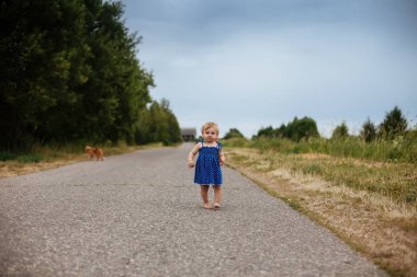  Kırsal yolda çıplak ayaklı bir kız çocuğu..