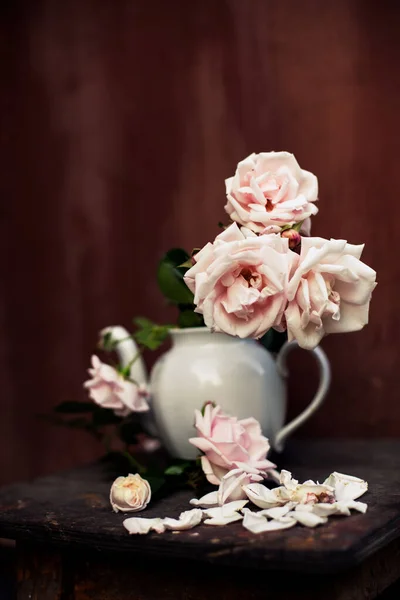 Rosas rosadas de Bush en un jarrón — Foto de Stock