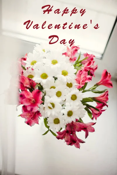 Bouquet of white chrysanthemums and pink Alstroemerias — Stock Photo, Image