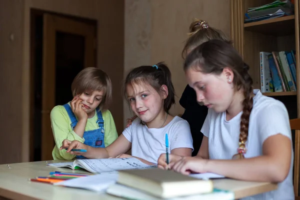 Zusters die lessen aan tafel leren. — Stockfoto