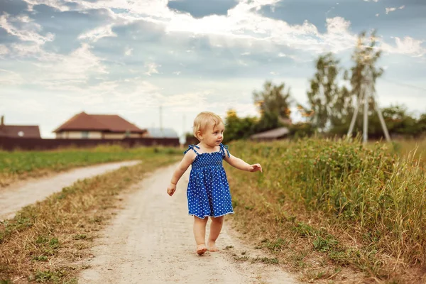 Toddler女孩赤脚在乡村路上跑. — 图库照片