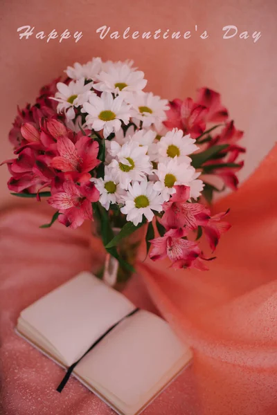 Crisantemos blancos y Alstroemerias rosas — Foto de Stock