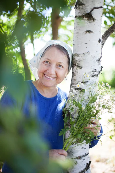 Bella donna anziana in sciarpa bianca contro la natura . — Foto Stock