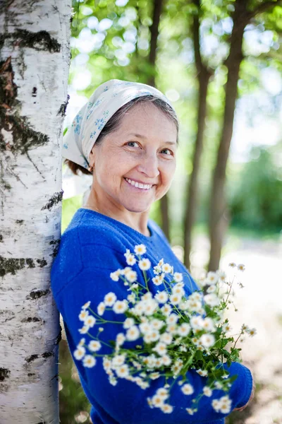 Όμορφη ηλικιωμένη γυναίκα με λευκό μαντήλι — Φωτογραφία Αρχείου