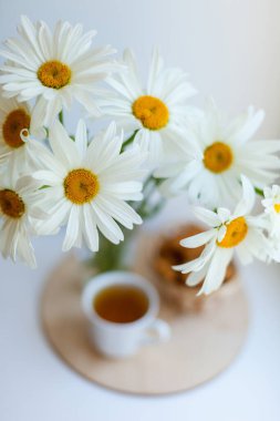 Şeffaf sürahide bir buket yabani çiçekle hayat. 