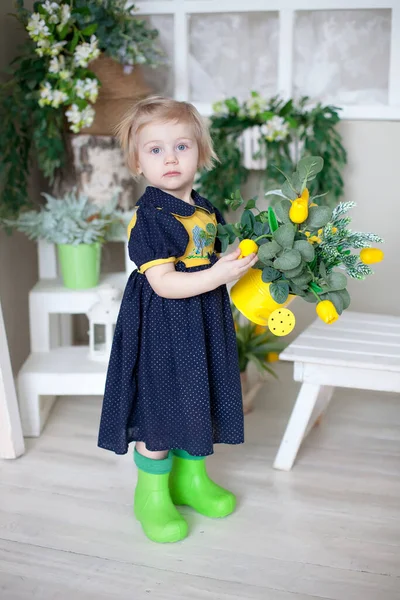 Menina Dois Anos Com Buquê Tulipas Amarelas — Fotografia de Stock