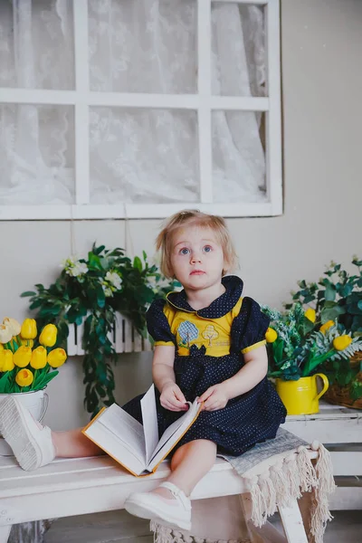 Retrato Niña Vestido Colorido Día Primavera — Foto de Stock