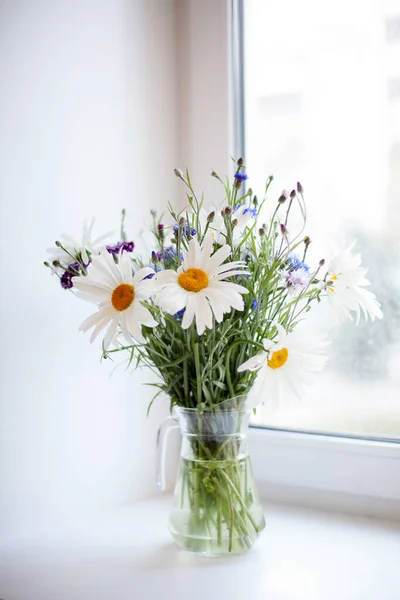 Bodegón Con Ramo Flores Silvestres Jarra Transparente — Foto de Stock