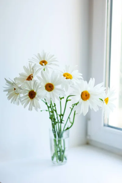 Bodegón Con Ramo Flores Silvestres Jarra Transparente — Foto de Stock