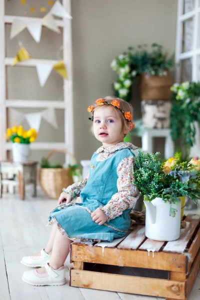 Retrato Menina Vestido Colorido Dia Primavera — Fotografia de Stock