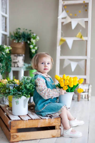 Zweijähriges Mädchen Mit Einem Strauß Gelber Tulpen — Stockfoto