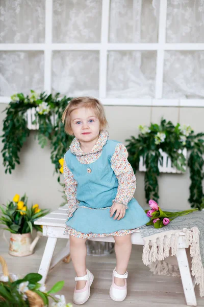 Menina Banco Madeira Com Flores Primavera — Fotografia de Stock